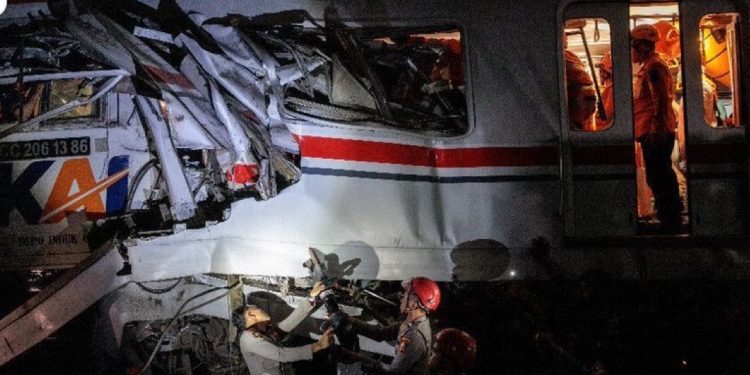 Indonesia: choque de trenes dejó 14 muertos y decenas de heridos