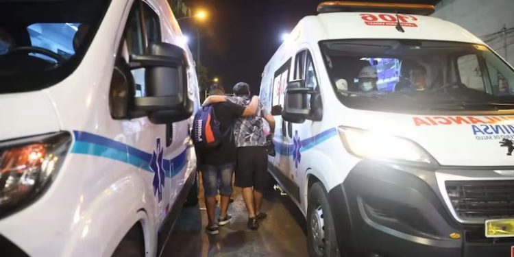 Colapso en estadio de fútbol de Perú deja al menos un muerto y 60 heridos