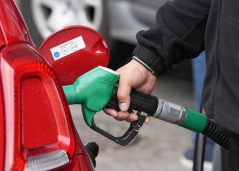 Italia prorroga reducción de impuestos a combustibles