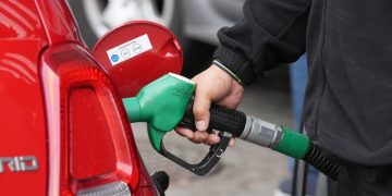 Italia prorroga reducción de impuestos a combustibles