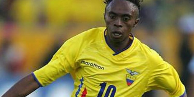 Detienen a exmundialista ecuatoriano por presunto intento de robo en Quito