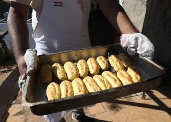 La tradición del chipa apó y su legado cultural compilado en un libro