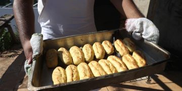 La tradición del chipa apó y su legado cultural compilado en un libro