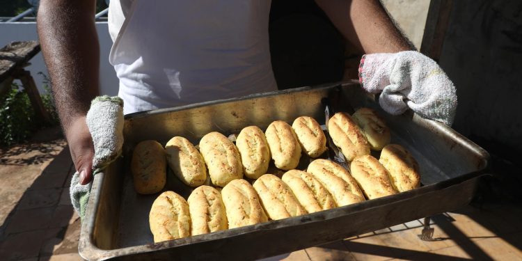 La tradición del chipa apó y su legado cultural compilado en un libro