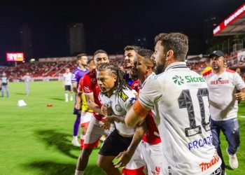 Denuncia de racismo en la Serie B: jugador de Operário-PR rompió en llanto