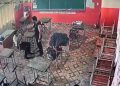Docente agredió y amenazó con cuchillo a su colega frente a alumnos