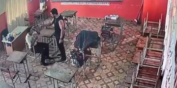Docente agredió y amenazó con cuchillo a su colega frente a alumnos