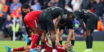 El Liverpool confirma que el delantero Ekitike se rompió el tendón de Aquiles contra el PSG