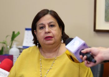 Senadora pide más «rigor y ciencia» en la formación de profesionales médicos