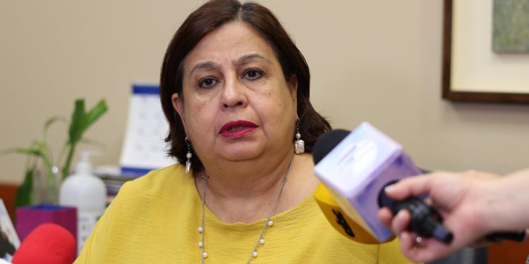 Senadora pide más «rigor y ciencia» en la formación de profesionales médicos