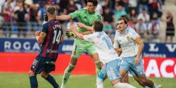 Arquero argentino perdió el juicio y pegó una trompada a un rival porque lo echaron