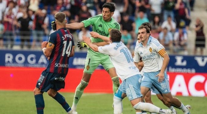 Arquero argentino perdió el juicio y pegó una trompada a un rival porque lo echaron