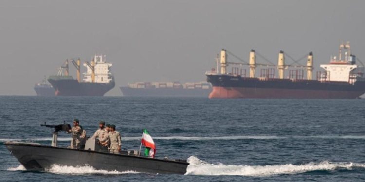 Irán reabre su espacio aéreo pero vuelve a cerrar Ormuz