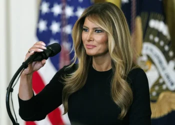 Melania Trump niega haber tenido una relación cercana Jeffrey Epstein y Ghislaine Maxwell