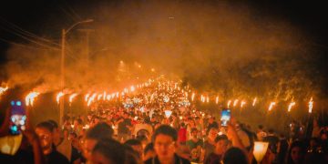 Tañarandy 2026: bajo el resplandor de 20.000 candiles de apepú, San Ignacio honra el legado de Koki Ruiz