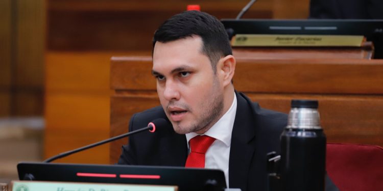 Denuncia por prevaricato a quienes sobreseyeron a Hernán Rivas en caso por título falso