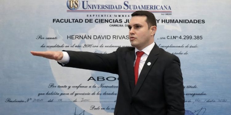 Fiscalía reabre investigación sobre supuesto título falso del senador Hernán Rivas