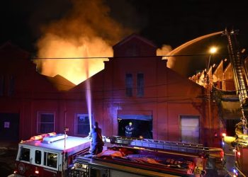 Voraz incendio destruyó depósito de CAPASA y movilizó a más de 60 bomberos