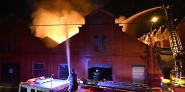 Voraz incendio destruyó depósito de CAPASA y movilizó a más de 60 bomberos