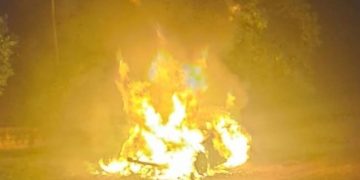 Investigan incendio intencional de un lujoso vehículo en Ciudad del Este