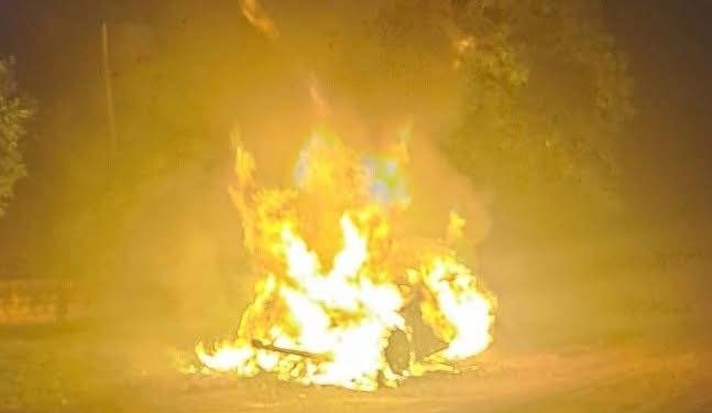 Investigan incendio intencional de un lujoso vehículo en Ciudad del Este