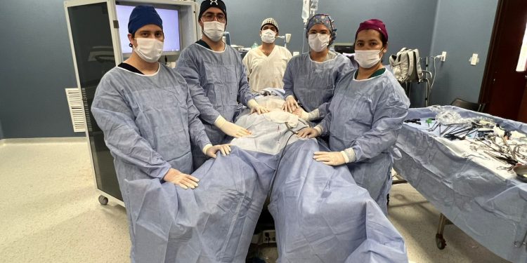 IPS realiza inédita cirugía laparoscópica para tratar metástasis hepática
