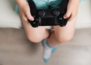 Advierten sobre riesgos de adicción y violencia en jóvenes por uso de tecnología y videojuegos