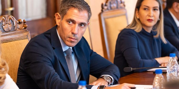 Gobierno impulsa diálogo social y medidas para proteger el salario mínimo