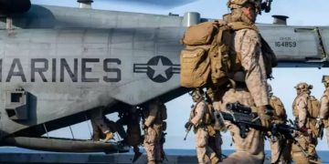 Trump endurece postura: tropas seguirán cerca de Irán