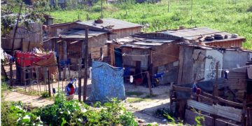 Bajó la pobreza en general pero sigue siendo muy alta