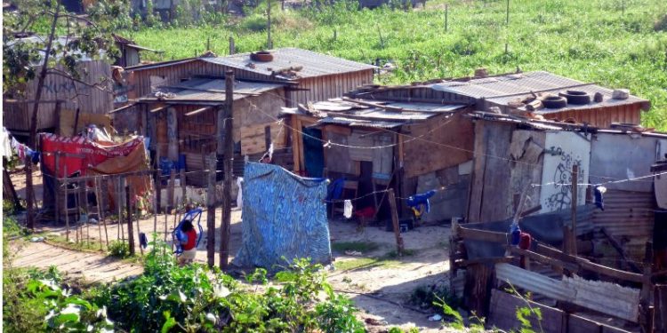 Bajó la pobreza en general pero sigue siendo muy alta