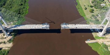 Puente de la Bioceánica está a 37 metros de unir Paraguay y Brasil