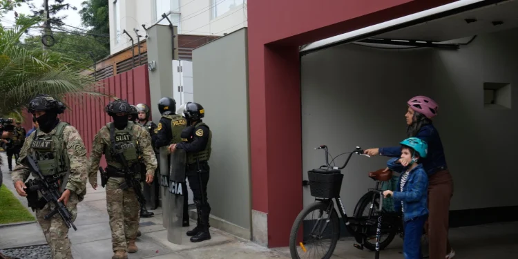 Allanan casa de exjefe de organizadora de elecciones en Perú cuestionado por retrasos en votación