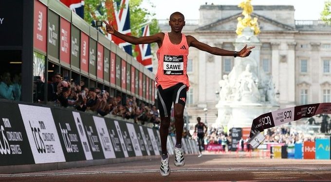 Sabastian Sawe, primer hombre que corre maratón en menos de dos horas