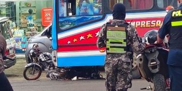Colisión entre bus y motocicleta se cobra la vida de tres jóvenes en Capiatá