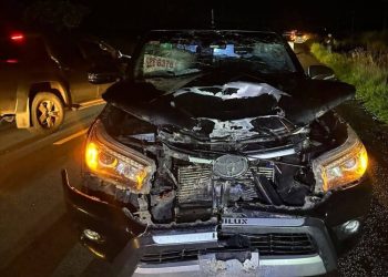 Dos adolescentes pierden la vida tras colisión entre motocicleta y camioneta