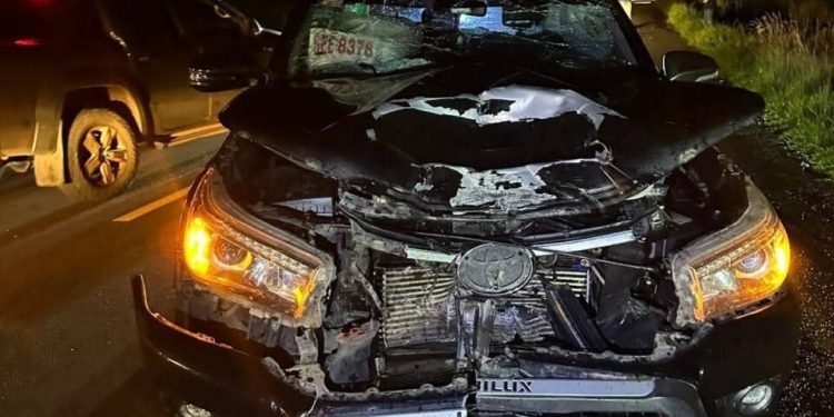 Dos adolescentes pierden la vida tras colisión entre motocicleta y camioneta