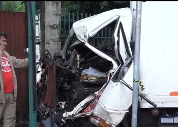 Colisión entre camiones se cobra la vida de un joven conductor en Ñemby