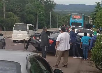 Colisión en cadena tras vuelco de camión deja daños materiales en Ypacaraí