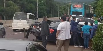 Colisión en cadena tras vuelco de camión deja daños materiales en Ypacaraí