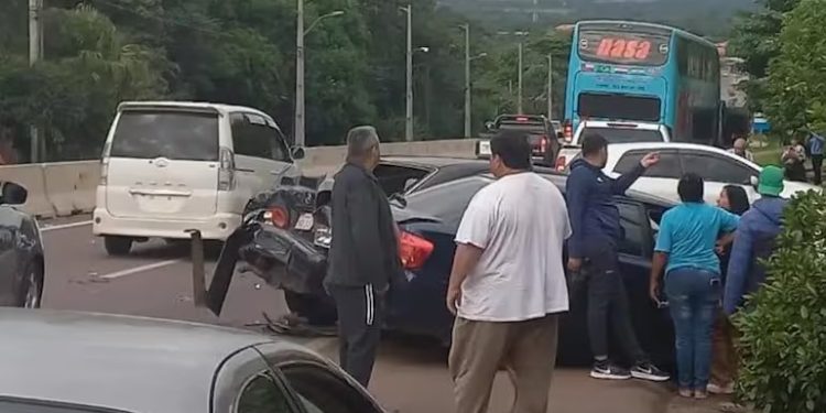 Colisión en cadena tras vuelco de camión deja daños materiales en Ypacaraí