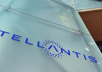 Stellantis retira hasta 700.000 coches híbridos en el mundo