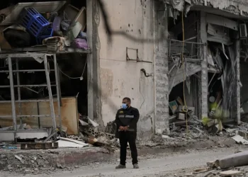 Miles de familias vuelven a casa en medio de frágil calma por tregua mediada por EEUU