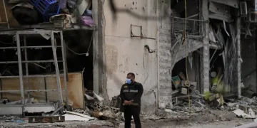 Miles de familias vuelven a casa en medio de frágil calma por tregua mediada por EEUU