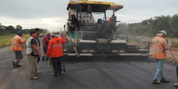 Corredor Bioceánico avanza con pavimentación asfáltica en el Chaco
