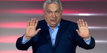 Saliente primer ministro de Hungría anuncia que no ocupará su escaño en el Parlamento