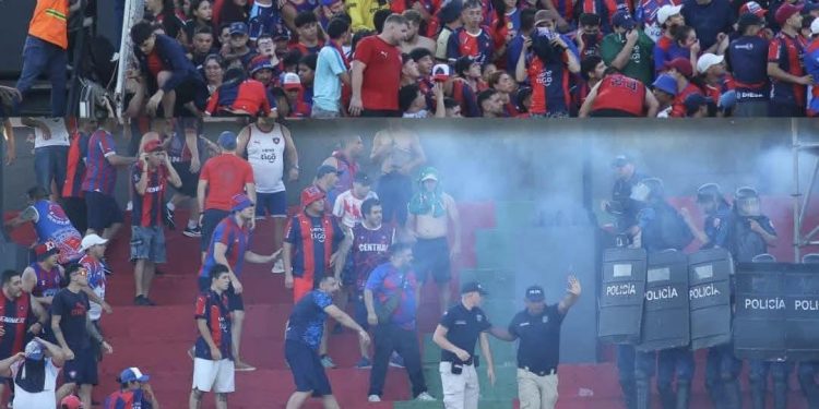 Violencia en el superclásico: 13 policías heridos, 2 siguen internados