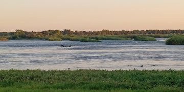 Vuelco de embarcación en el río Paraná: familia se salva de milagro en Ayolas