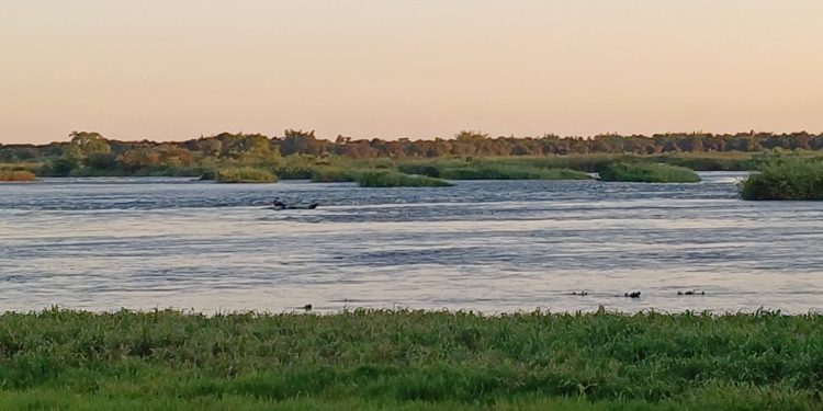 Vuelco de embarcación en el río Paraná: familia se salva de milagro en Ayolas