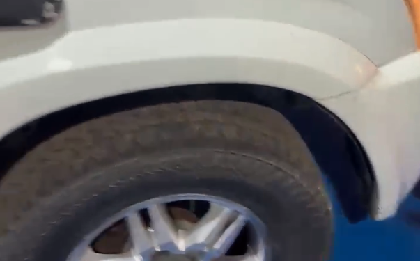 Presidente del IPS detectó caída de tuercas en camioneta de la institución durante viaje al Chaco